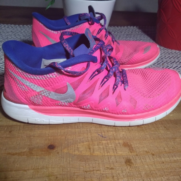 Used women's Nike free 5.0 running shoes size 7y / 8.5 women pink - Picture 6 of 10